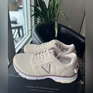 VIONIC PAIGE WALKING SNEAKERS IN CREAM WHITE 6.5
